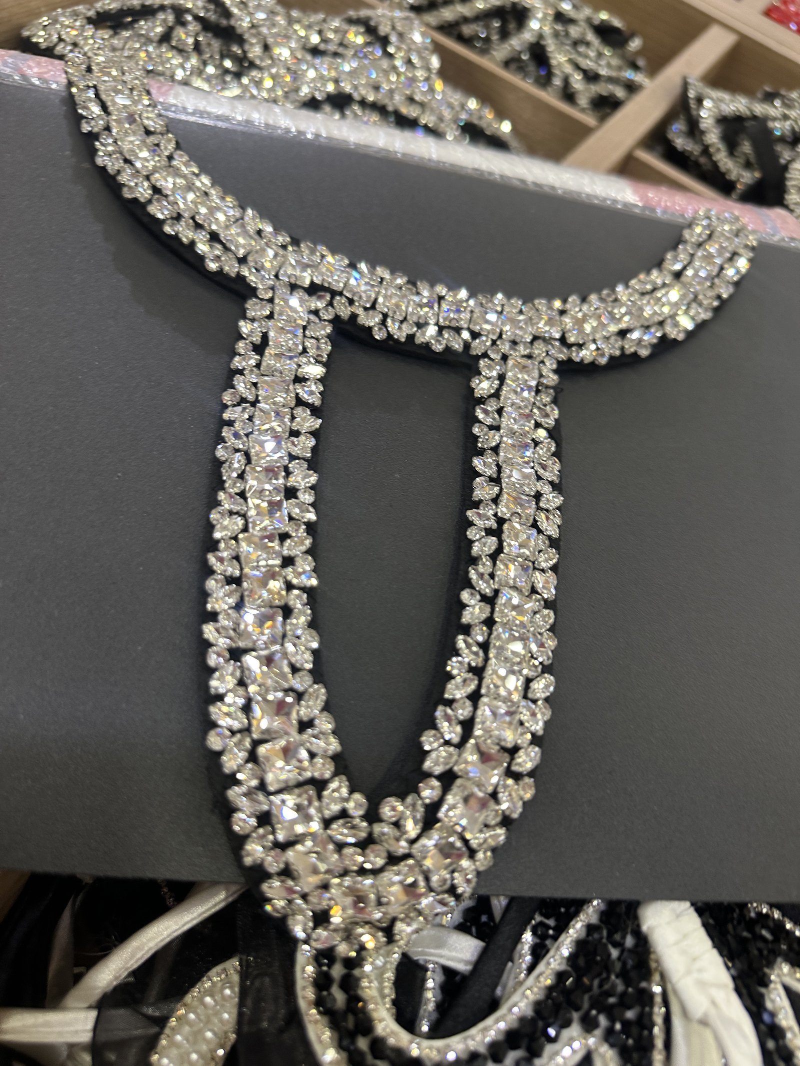 Taşlı yaka aksesuar